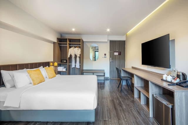 Deluxe Room, 1 King Bed, Non Smoking, Poolside