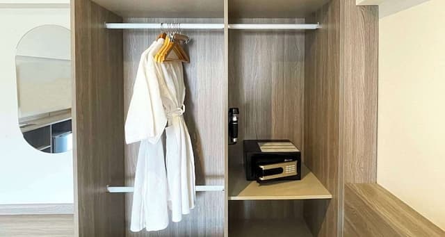 Deluxe Room, 2 Twin Beds, Non Smoking, Poolside
