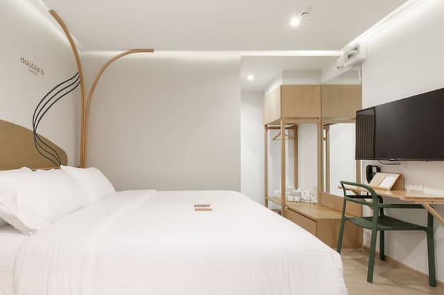 Basic Room, 1 King Bed, Non Smoking, Ensuite