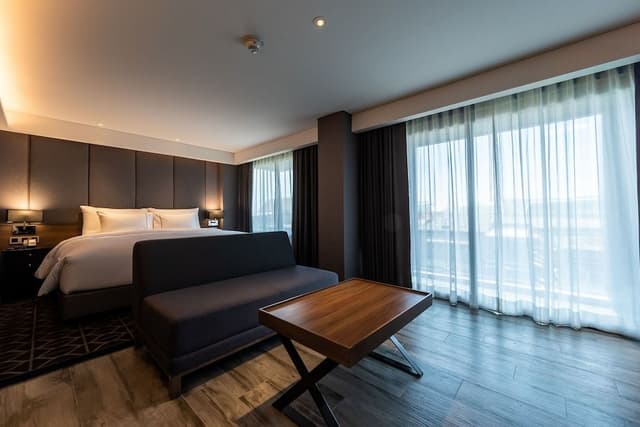 Corner suite