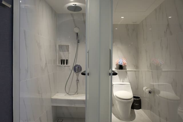 Corner suite