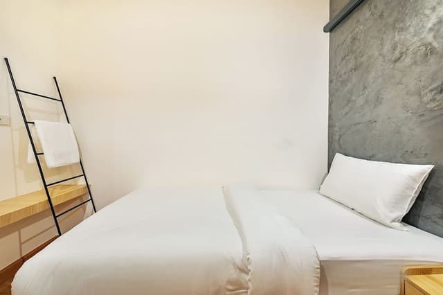 Single room-Shared Bathroom