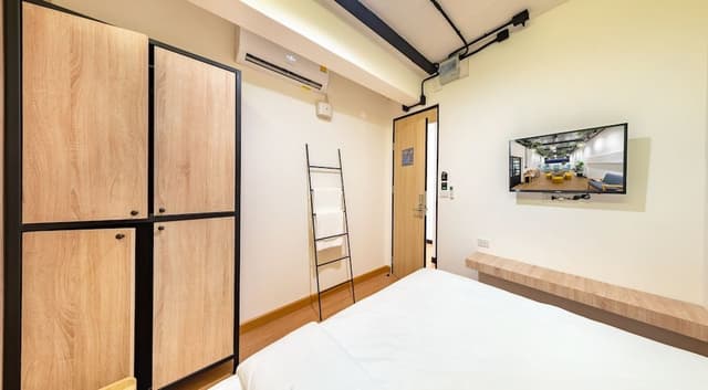 Queen Bed - Shared Bathroom