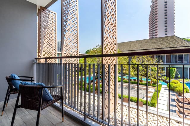 Deluxe King Pool View
