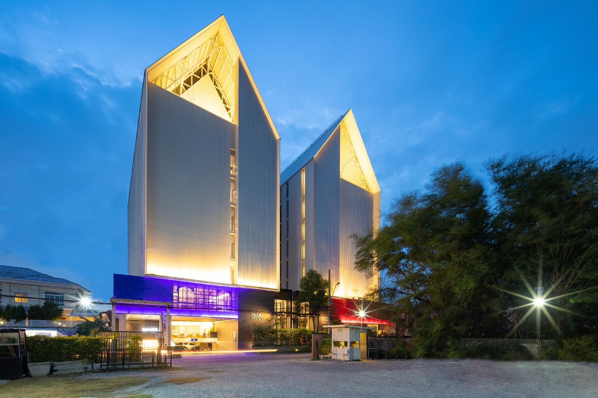 โรงแรมบลู ฮิปโป (Blue Hippo & Red Crocodile Hotel)0