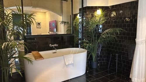 Suite with Bathtub