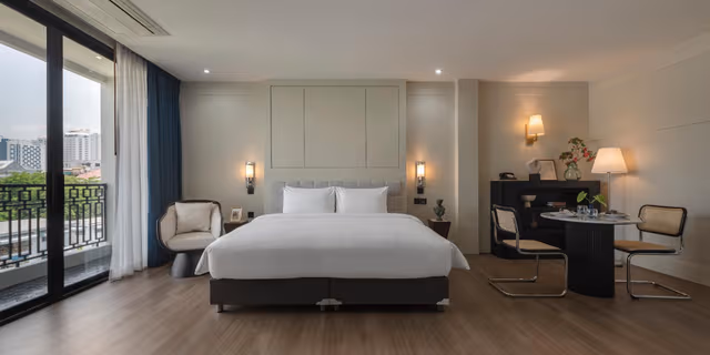 Suite with Bathtub