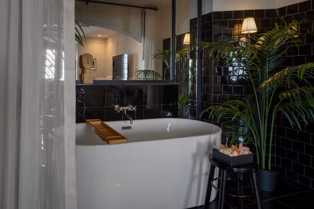 Suite with Bathtub