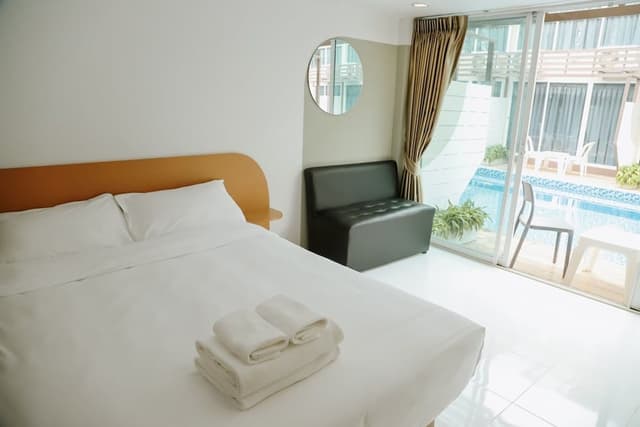 Deluxe Room, Pool Access