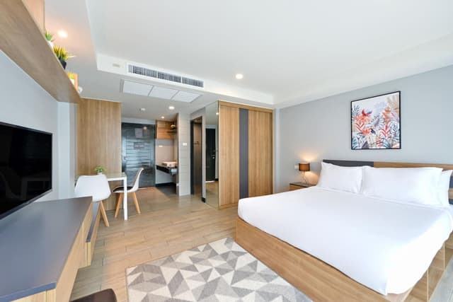 Standard 1 Queen Bed