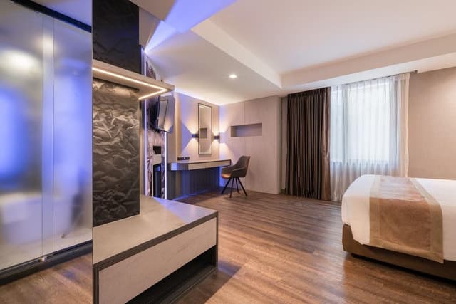 Premium Corner Suite Room