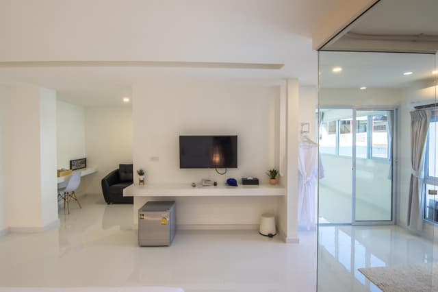1 King 1 Bedroom Whirlpool Suite