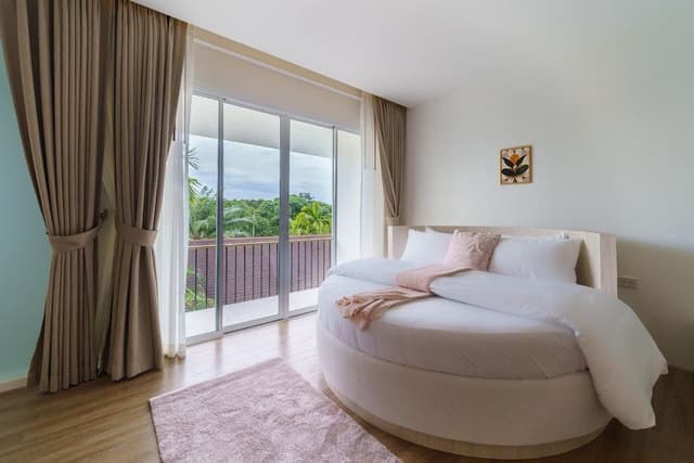 Deluxe Honeymoon Room with Balcony