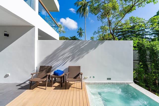 Grand Deluxe Jacuzzi Access