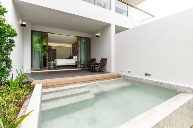 Grand Deluxe Jacuzzi Access