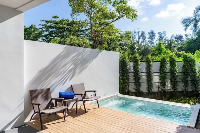 Grand Deluxe Jacuzzi Access