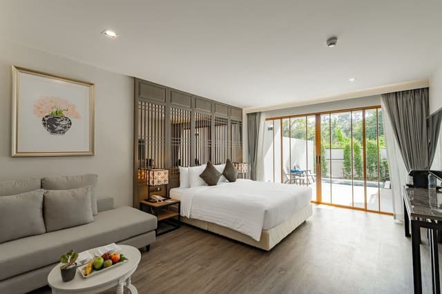 Grand Deluxe Jacuzzi Access