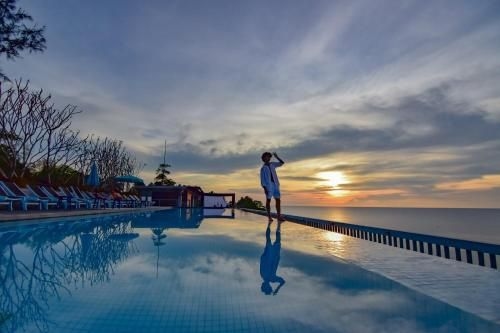 นอนทะเล หาดสุรินทร์ ภูเก็ต (Norn Talay Surin Beach Phuket)1