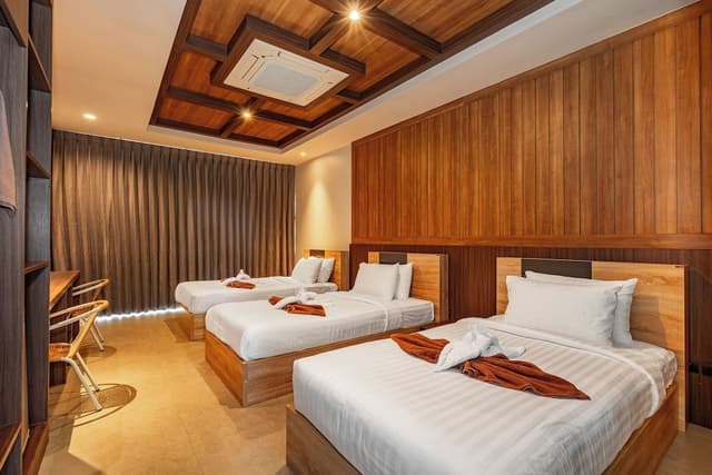 Deluxe triple room with private pool