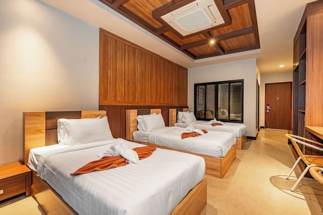 Deluxe triple room with private pool