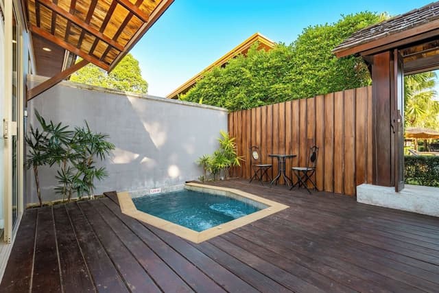 Deluxe triple room with private pool