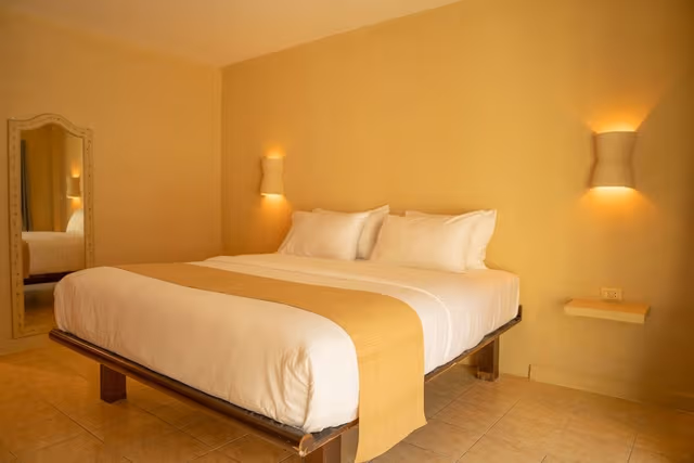 Deluxe Room, 1 King Bed, Garden View