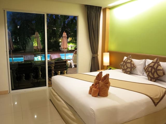Deluxe Room, Pool Access