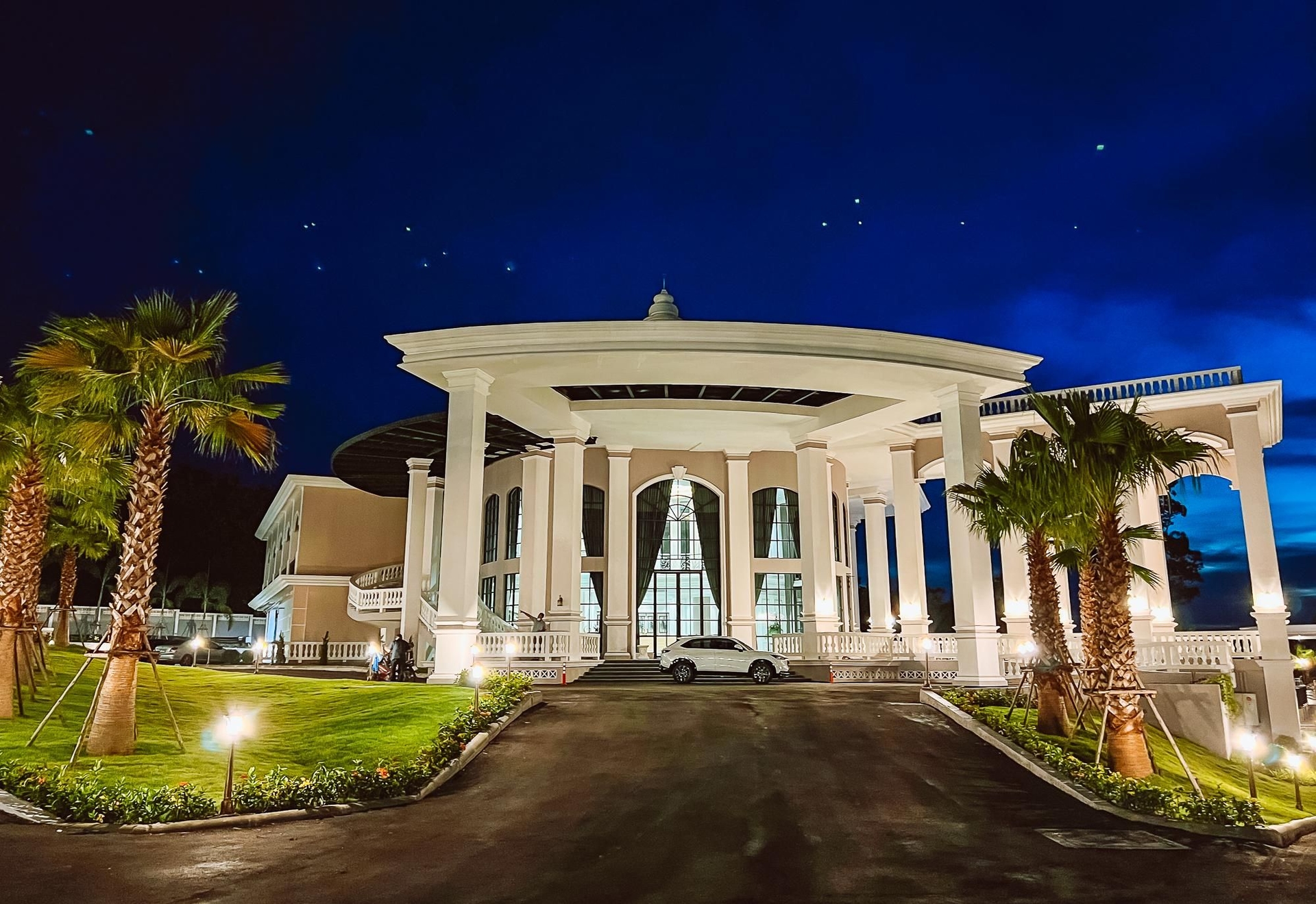 แกรนด์ ลอร์ด โฮเทล แอนด์ เรสซิเดนซ์ (Grand Lord Hotel & Residence)1