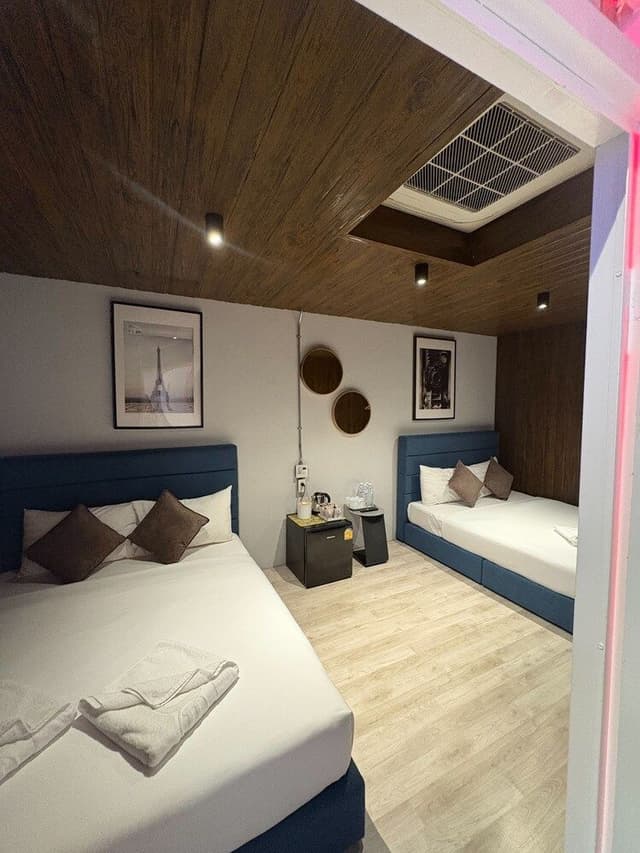 Family Room, shared bathroom (Separate Men's and Women's / Floor)
