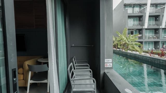 Deluxe Room, Pool Access