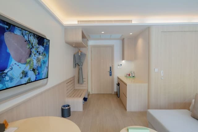 Deluxe Room, 1 King Bed, Pool Access