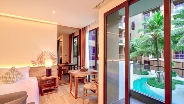 Deluxe Room, 1 King Bed, Pool View