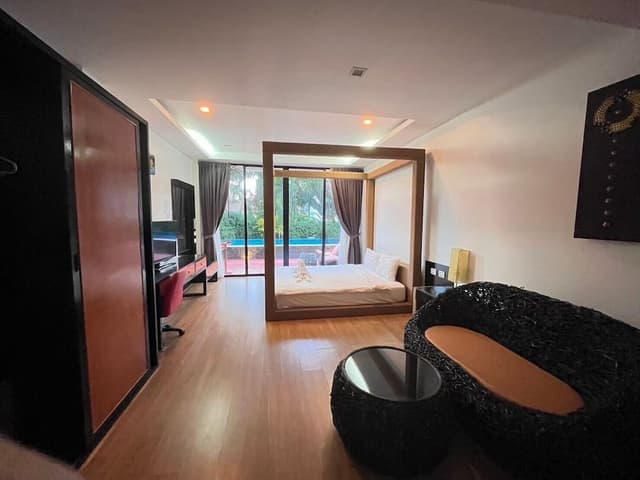Deluxe Pool Side Room