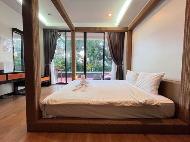 Deluxe Pool Side Room