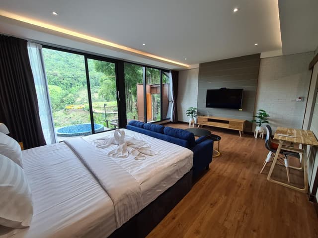 Mountain Studio with King Bed - Non-Smoking
