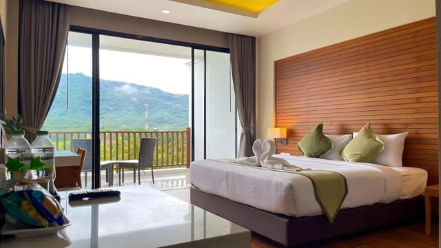 Deluxe King Room with Bathtub