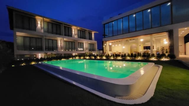 Deluxe King room -- Mountain View