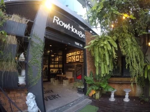 Row Hou8e Hostel0