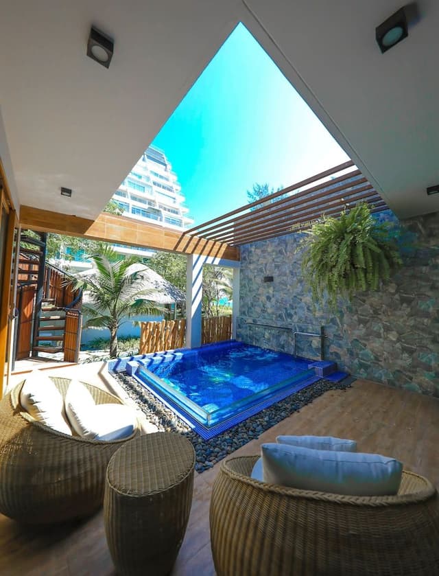 Private Pool Suite