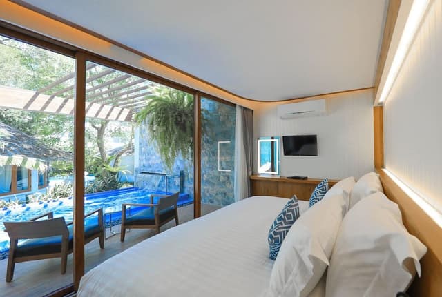 Private Pool Suite