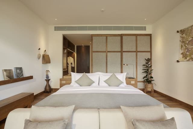 Deluxe Room, 1 King Bed, Pool Access