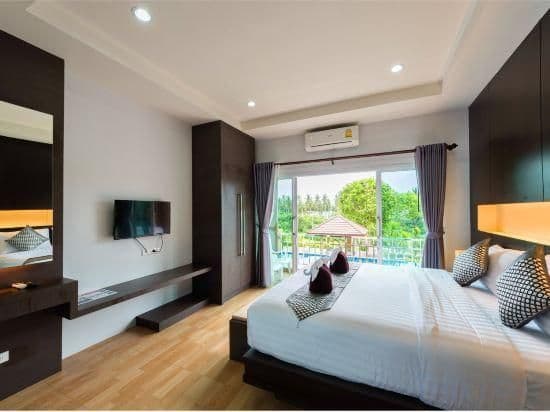 One Bedroom Luxury Poolside Suite