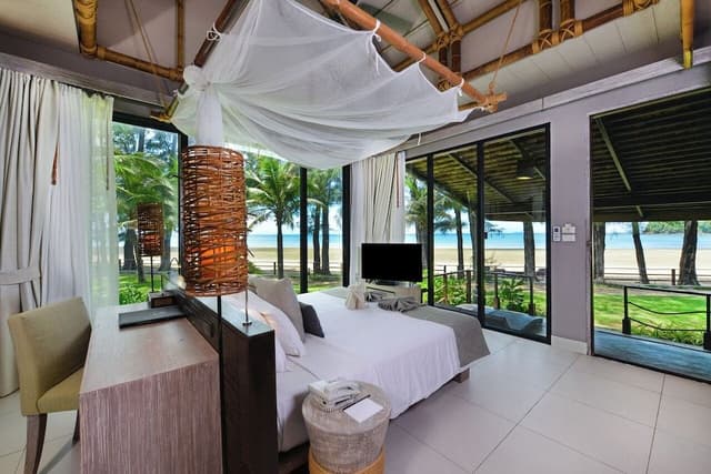 Deluxe Beachfront Villa