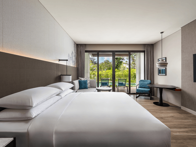Deluxe Guest room, 1 King, Pool access, Balcony