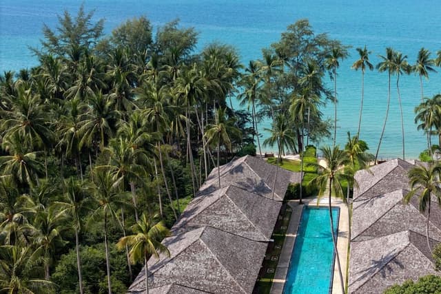 Suite, Pool View