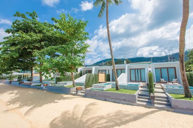 1 bedroom beachfront private pool