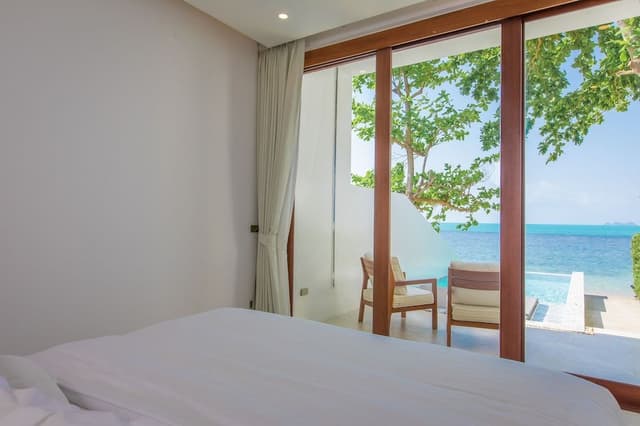 1 bedroom beachfront private pool
