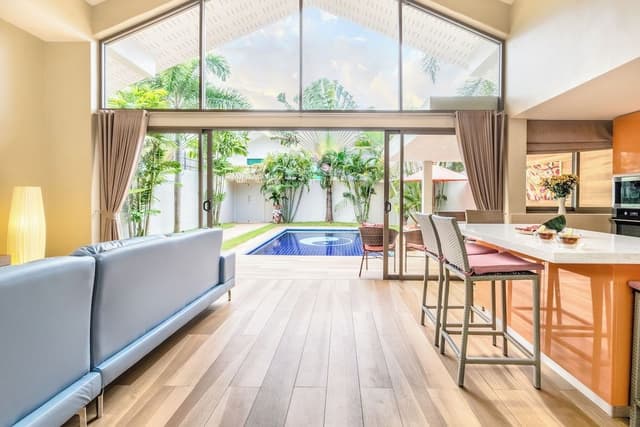 Elite Villa, Poolside