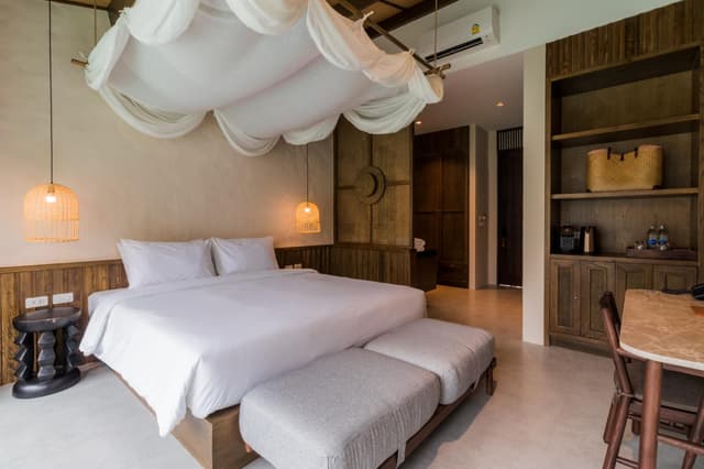 Deluxe Pool Access Room