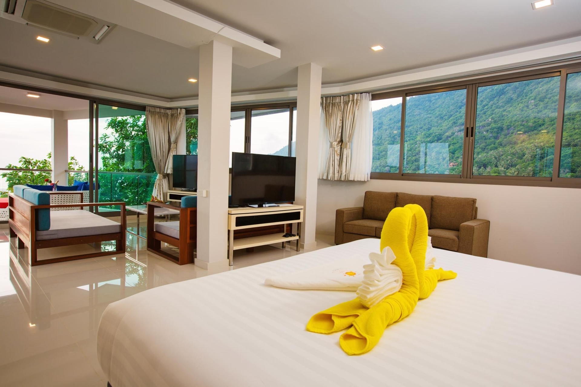 โรงแรมซันเซ็ต บีชคลับ (Sunset Beach Club Hotel)1